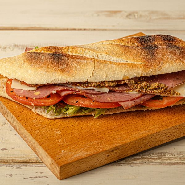 Sandwich με μοσχαρίσιο μπούτι και γραβιέρα