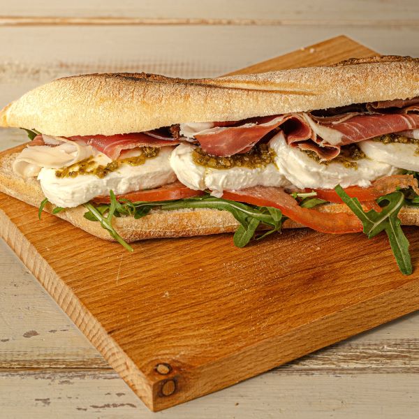 Sandwich με prosciutto και mozzarella